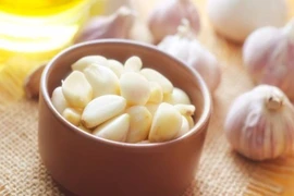 Lý do hơi thở có mùi khó chịu khi ăn tỏi