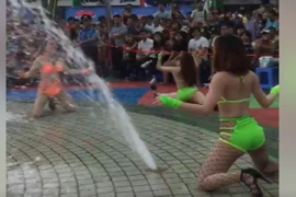 CV nước Đầm Sen nói gì về màn múa bikini phản cảm?