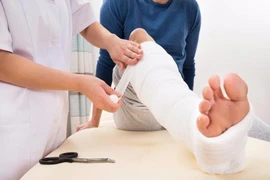 Lợi, hại khi bó thuốc nam chữa chấn thương?