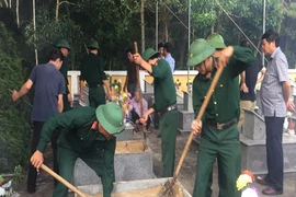 Lấy mẫu sinh phẩm liệt sĩ hy sinh tại hang Tám Cô