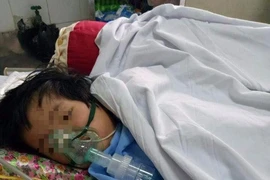 Ngã trên lớp, bé 20 tháng tuổi rạn hộp sọ, liệt nửa người