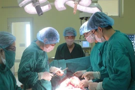 Đau bụng suốt nửa năm, không ngờ 'đeo' khối u 10 kg