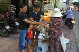 Những ổ mì chay miễn phí ấm lòng người nghèo giữa Sài Gòn