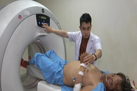 Trực thăng đưa ngư dân từ Trường Sa về đất liền trị bệnh