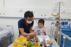 Bé trai 4 tuổi hai năm trời chiến đấu với căn bệnh hiếm