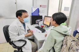 Môi nữ sinh sưng vù, rỉ máu sau khi dùng son mua trên mạng