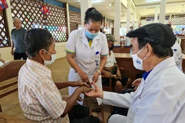 Khám bệnh cho người dân Lào sau 2 năm tạm ngưng do COVID-19