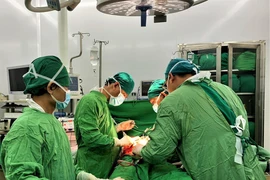 Nối bàn tay bị đứt lìa cho nam thanh niên ở Khánh Hòa