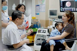 Loại bỏ khối u trong hốc mũi di căn lên não cho bé 3 tuổi