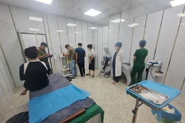 Công an tiến hành kiểm tra cơ sở Thẩm mỹ ID Korea tại Đà Nẵng và phát hiện có bác sĩ không bằng cấp đang nâng ngực chui cho khách hàng. Ảnh. MT.