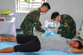 Bị cá chình cắn đứt gân tay khi đang đánh cá trên biển