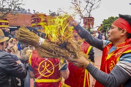 Sân đình làng Thị Cấm đỏ lửa hội thi nấu cơm