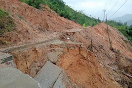 Đà Nẵng: Nhiều tuyến đường miền núi tan nát, giao thông chia cắt
