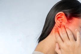 Ù tai, đau trong tai có phải bị viêm tai giữa?