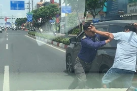 Hai người đàn ông dừng ô tô, đánh nhau giữa đường Phạm Văn Đồng