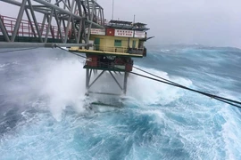 Chùm ảnh: Nhà giàn DK1 hiên ngang trước bão Tembin