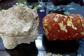 Lạ kỳ 2 viên đá tỏa ra mùi thơm như nước hoa