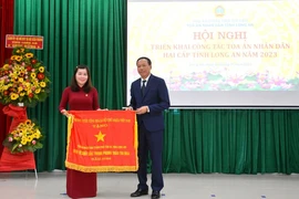 Phó Chánh án Thường trực TAND Tối cao – Nguyễn Trí Tuệ tặng Cờ thi đua của Chính phủ cho tập thể TAND TP.Tân An