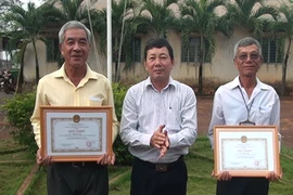 Khen thưởng hai cá nhân cứu 6 người trên hồ Trị An