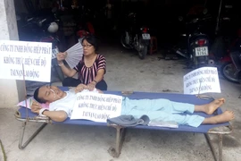 Khiêng nạn nhân đến cổng công ty đòi tiền bồi thường