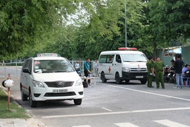 Tài xế taxi chết trong xe sau tiếng nổ