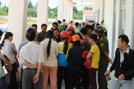 Bé trai tử vong sau tiêm vắc xin, người nhà vây bệnh viện