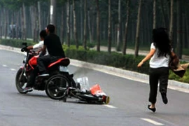 Quay lại trả giỏ xách vừa giật thì bị bắt?