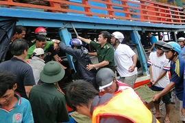 Biên phòng tìm kiếm 4 ngư dân bị nạn thâu đêm
