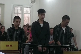 Bị làm phiền khi ăn cơm, gọi con về chém người