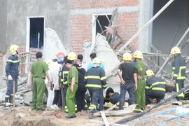 Sập công trình nhà hàng, ba người thương vong