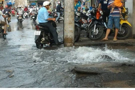 Nước máy phun ngập đường phố