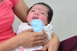Bé trai 2 tháng tuổi bị bỏ rơi trước cổng chùa