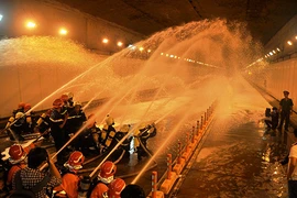 Hàng trăm người diễn tập chữa cháy đường hầm sông Sài Gòn
