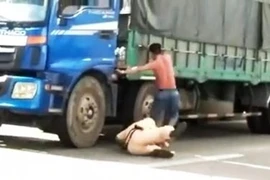Tài xế đạp cảnh sát giao thông xuống đường bị khởi tố, bắt giam