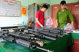 Xe khách chở 18 khẩu súng và 22 hộp tiếp đạn