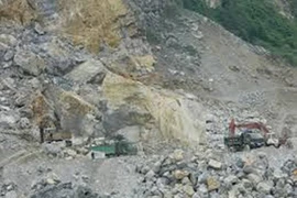 Sập mỏ đá 6 người chết, hai người còn mắc kẹt
