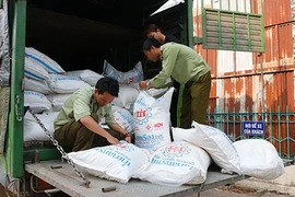 Cả trăm điện thoại lậu bị bắt giữ trên xe tải
