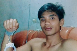 Vụ công an còng tay...: Có được yêu cầu chuộc lại điện thoại?