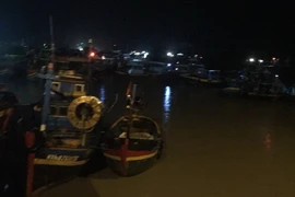 Nóng: Hàng chục tàu thuyền bất ngờ bị lũ cuốn ra biển