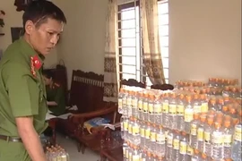 2.400 chai giấm ăn làm bằng nước lã pha acid