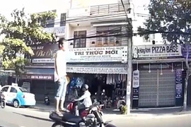 Tìm được người chạy xe máy bằng chân xôn xao dư luận