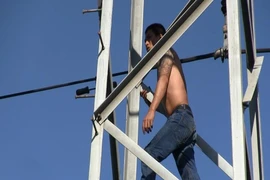 Nghi ngáo đá leo cột điện ở gần Bến xe Miền Tây