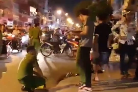 Công an làm việc với 1 người bị tình nghi vụ đâm 2 hiệp sĩ