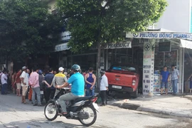 Ô tô bán tải lao thẳng vào tiệm thuốc Tây ở quận 12