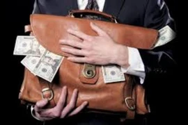 Bị bắt vì ‘giếm’ tiền bán bảo hiểm