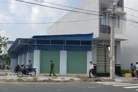 Nhân viên đuổi công an ra ngoài, khóa trái cửa kho