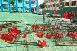Sập giàn giáo sân khấu lễ 20-11, nhiều học sinh bị thương