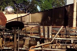 Xe bồn chở dầu lao vào nhà dân bốc cháy, 6 người chết