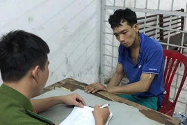 Giải cứu kẻ cướp giật bị kẹt dưới…. rãnh cống