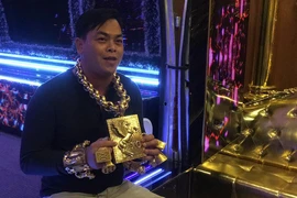 Công an làm việc với 'đại gia đeo vàng' Phúc XO